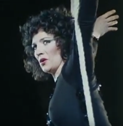 Coline Serreau :  actrice, metteur en scène, réalisatrice, scénariste, compositrice, chef de chœur et...trapéziste ! Coline Serreau :  actrice, metteur en scène, réalisatrice, scénariste, compositrice, chef de chœur et...trapéziste !