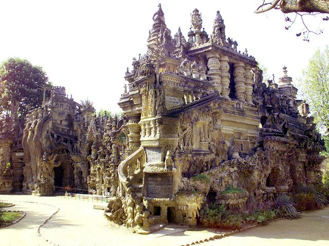 Le palais, à Hauterives. Pas mal, seul avec une brouette, non ?