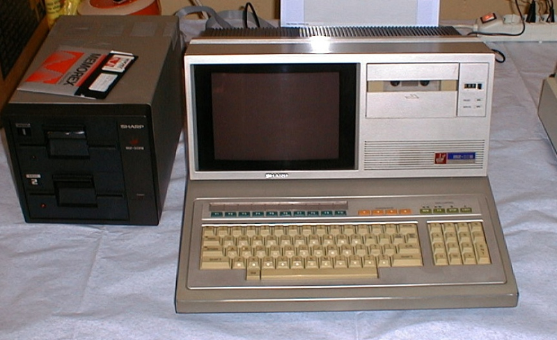 Sharp MZ80 B/ à gauche, le double lecteur de disquettes. A l'époque, ça valait une fortune !