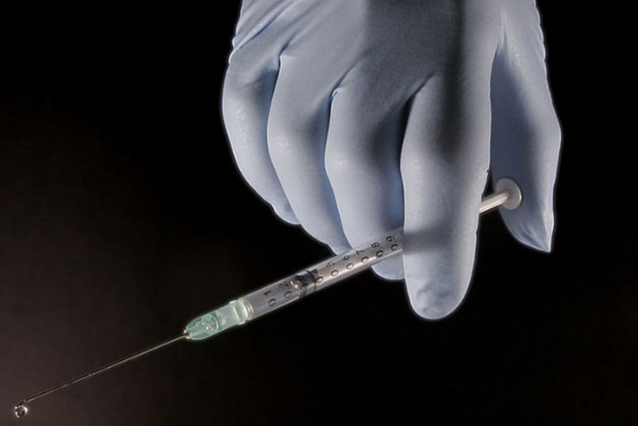 Un vaccin contre le Covid-19 fait à la va-vite et bientôt obligatoire ?