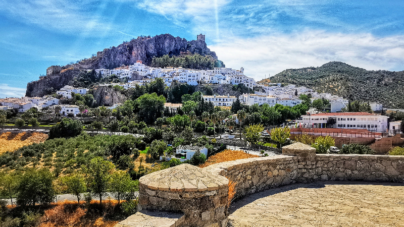 Zahara de la Sierra, lors de mon dernier voyage, avant le confinement. Comme d'habitude j'ai laissé ma voiture à cet endroit et je suis allé visiter le  château, en haut à droite.