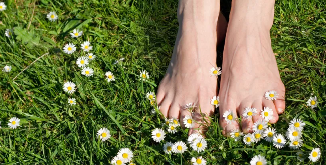 Earthing : et s'il suffisait de marcher pieds nus sur la Terre pour aller mieux ?