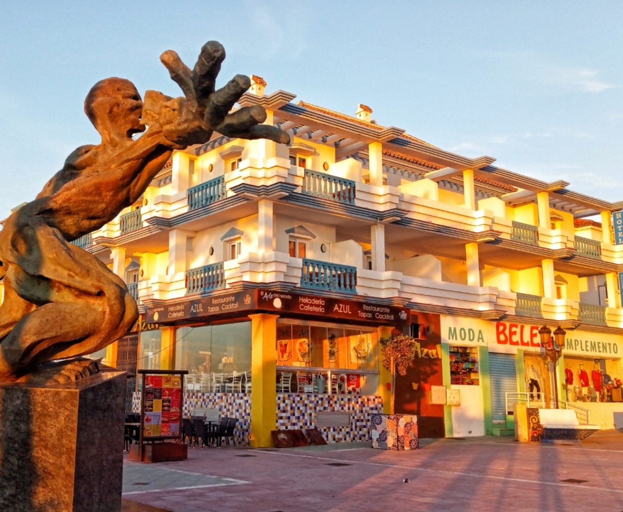 San Luis de Sabinillas. Photo prise du paseo (promenade du front de mer).