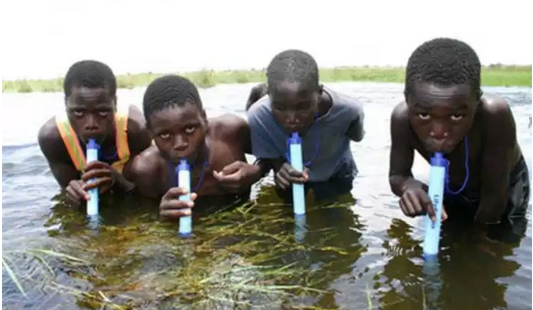 Une "paille" qui filtre l'eau et qui pourrait sauver des millions de vies