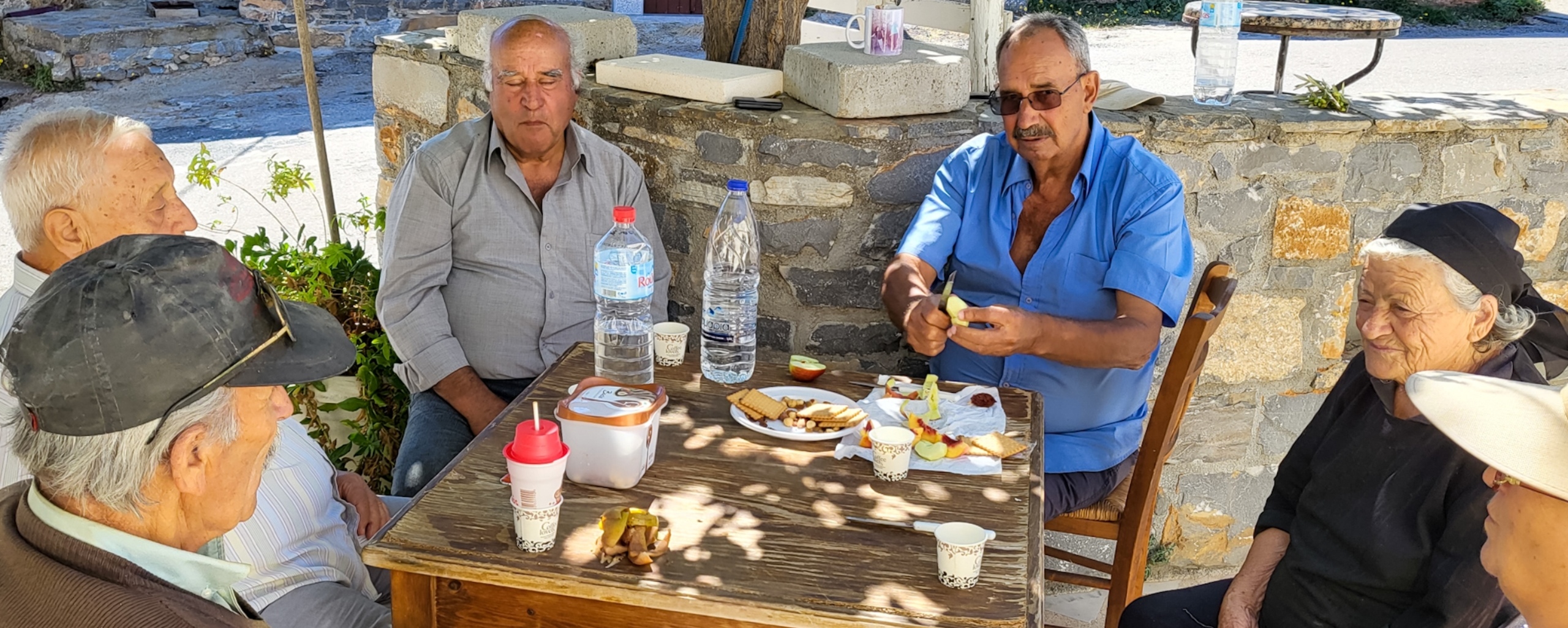 Dans un village perdu dans la montagne j'ai demandé mon chemin. Je suis resté une heure et l'on m'a fait goûter à tout !