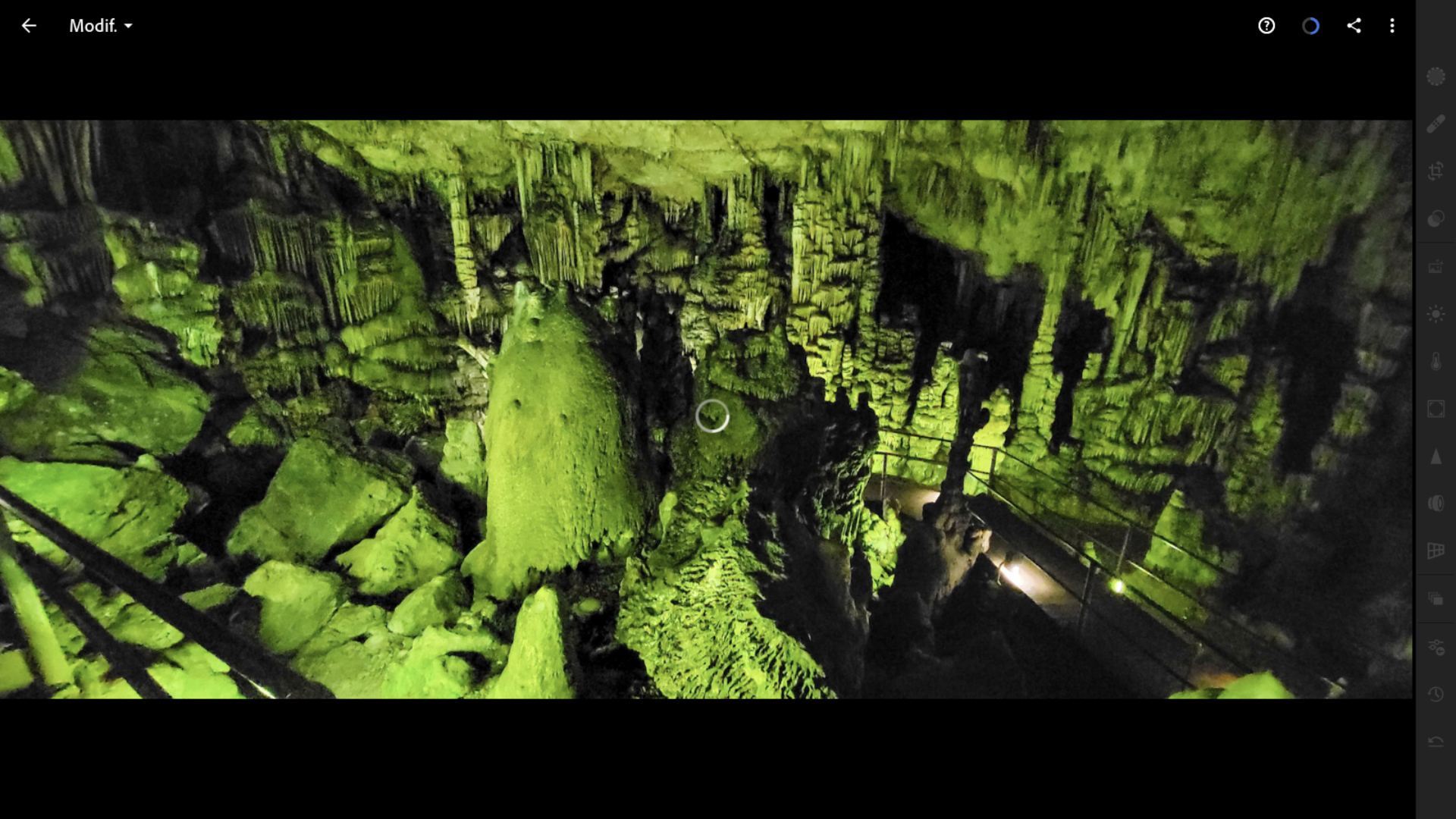 La grotte de Zeus. Photo prise sans flash, ce qui donne des couleurs bien plus  attrayantes que la réalité (plutôt gris sale).  Ces un des endroits les plus visités de Crète mais on n'a pas songé  à améliorer l'éclairage. Avec de bons éclairages cette grotte serait somptueuse.