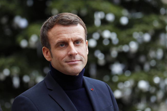 Son dernier foutage de gueule : le col roulé ! Observez bien son visage. Moi, quelqu'un avec cette expression, jamais je ne lui achète une voiture d'occasion ! Son dernier foutage de gueule : le col roulé ! Observez bien son visage. Moi, quelqu'un avec cette expression, jamais je ne lui achète une voiture d'occasion !