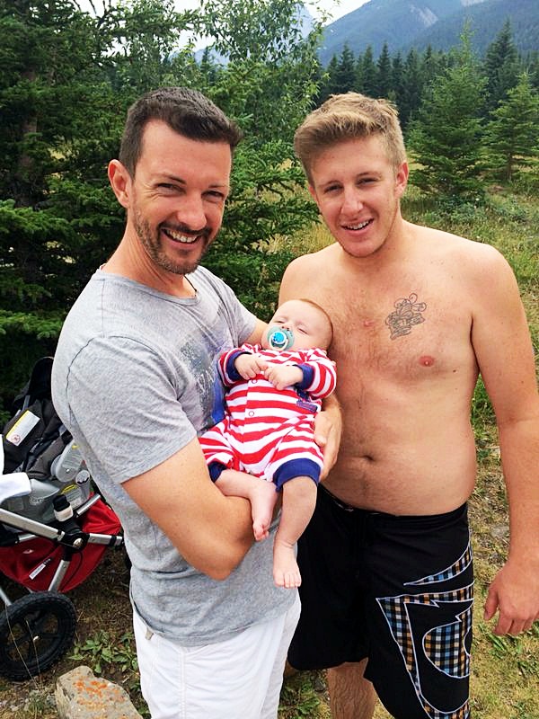 Entre son oncle et son père, tous les deux culminant à plus d'un 1.85m, Léo peut dormir tranquille. Photo prise au Canada, où travaille Vincent.