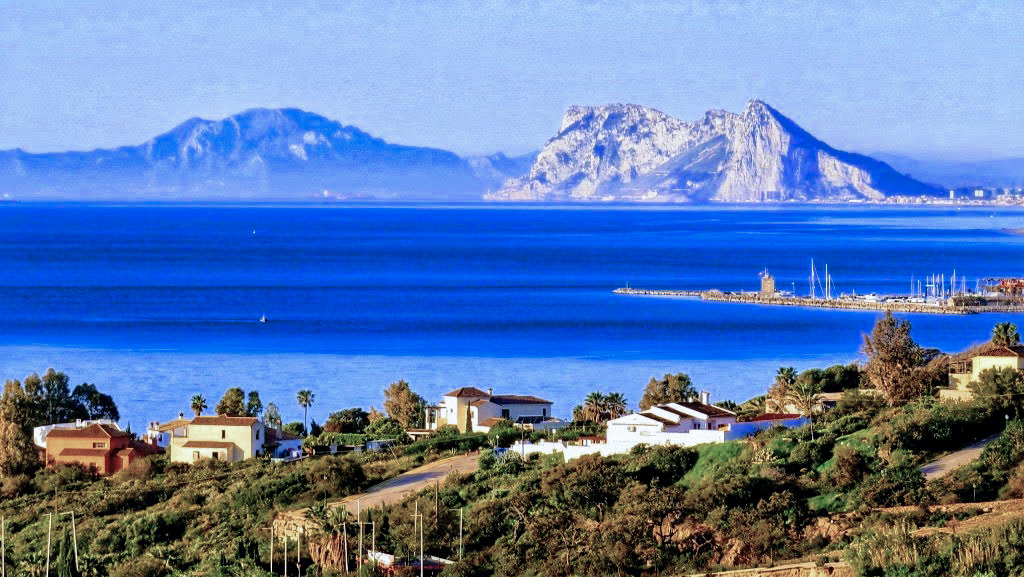 Le Rocher de Gibraltar et  le Mont Abymes en face qui constituent les colonnes d'Hercule. Photo prise depuis  ma résidence