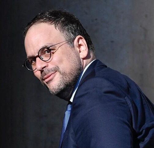 Quand je vous dis que ce ministre se moque de nous. Aurélien est dérivé du latin "éclatant". En ce qui concerne cet Aurélien là, "éclaté"  me parait plus approprié. Quand je vous dis que ce ministre se moque de nous. Aurélien est dérivé du latin "éclatant". En ce qui concerne cet Aurélien là, "éclaté"  me parait plus approprié.