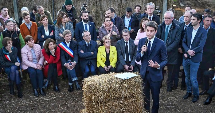 Si j'étais agriculteur une photo comme cela me rendrait furieux. Mais, cette photo n'est pas destinée aux agriculteurs, elle est destinée au grand public. C'est juste de la com...de merde.