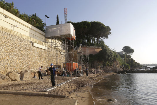 Entre nous, et je m'y connais en plages, celle-ci est très moche ! Avec leurs moyens ils pourraient au moins importer du sable blanc. A moins que ce soit interdit ;-) Entre nous, et je m'y connais en plages, celle-ci est très moche ! Avec leurs moyens ils pourraient au moins importer du sable blanc. A moins que ce soit interdit ;-)