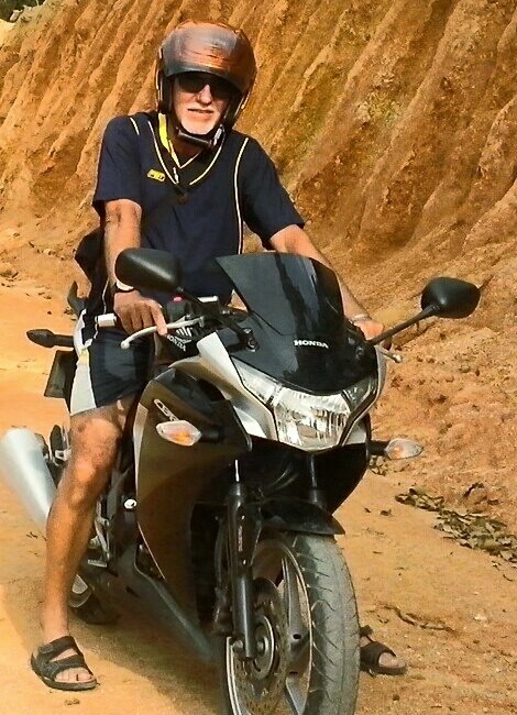 En Thaïlande avec ma 250 Honda CBR, j'ai 64 ans. A 77 ans je viens d'acheter une Honda 125 R et je l'utilise plus que ma voiture neuve En Thaïlande avec ma 250 Honda CBR, j'ai 64 ans. A 77 ans je viens d'acheter une Honda 125 R et je l'utilise plus que ma voiture neuve