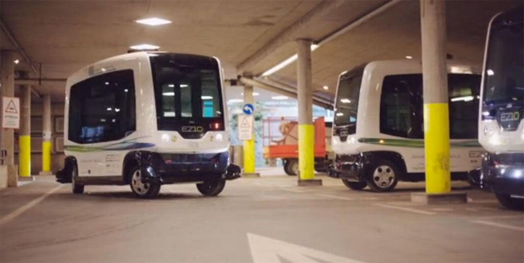 L'automobile, les transports routiers et les transports en commun à la veille d'un grand bouleversement.