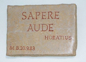 Signifie : Ose savoir (Horace)