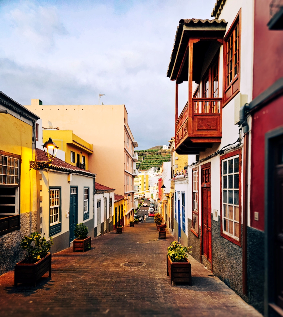 Une rue de Tazacorte, à deux pas de chez moi. Pour la première fois, j'habite en centre villle. Mais, avec une place de garage dans le parking souterrain de mon immeuble. Où je gare ma voiture et ma moto.