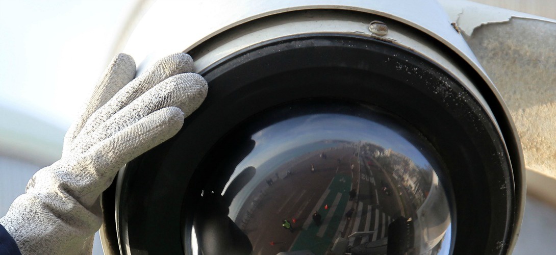 Caméra de surveillance de la promenade des anglais. Je ne vous dis pas le prix d'un seul de ces engins.