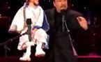 Il chante sans bouger les lèvres !