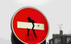 Clet Abraham, l'artiste qui détourne les panneaux de signalisation