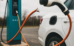 Le grand virage : quand l’industrie automobile freine soudain sur le tout électrique… et que les médias lèvent le pied sur l’info