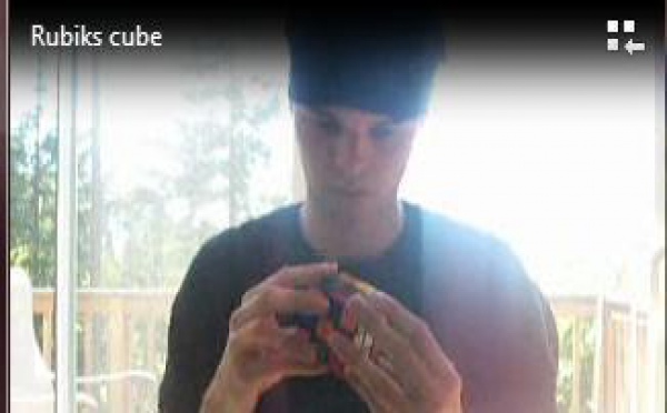 Un artiste du Rubik's cube