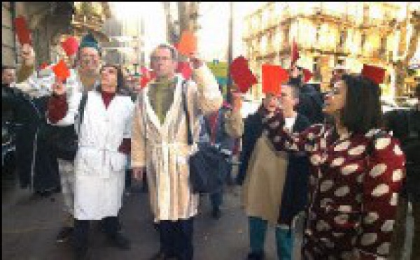 Manifestation en pyjama devant la permanence de l'UMP à Montpellier