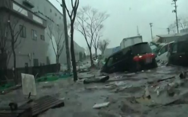 Le récent tsunami japonais vu de l'intérieur d'une voiture