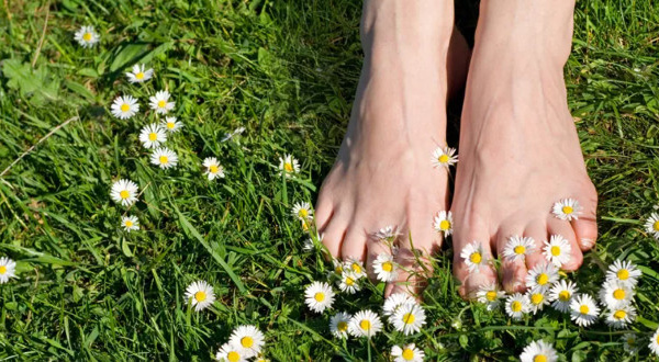 Earthing : et s'il suffisait de marcher pieds nus sur la Terre pour aller mieux ?