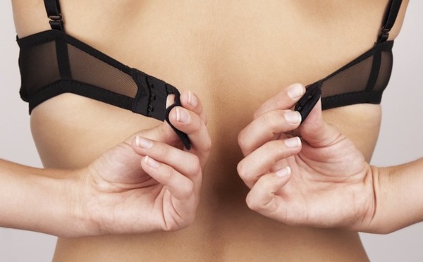 Mesdames, il est enfin temps d’enlever ce soutien-gorge… pour de bon !