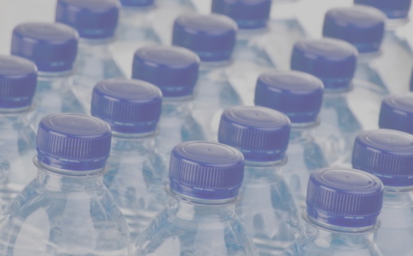 Voici ce que vous devez vérifier la prochaine fois que vous achèterez de l’eau en bouteille